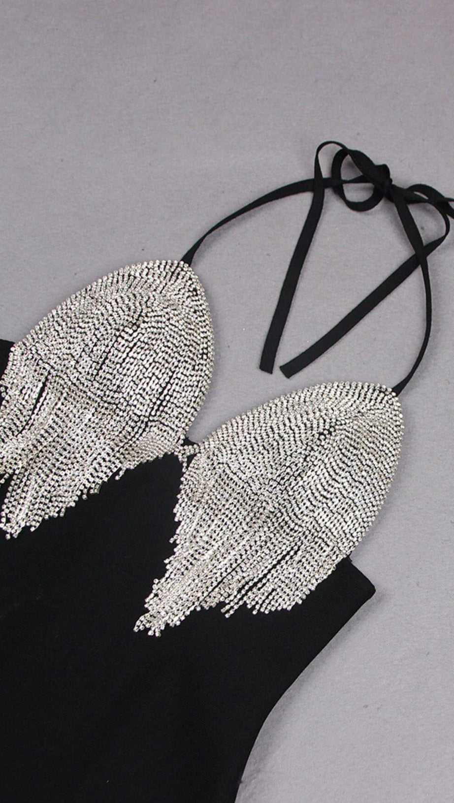 MINIKLEID MIT QUASTEN-AUSSCHNITT IN SCHWARZ