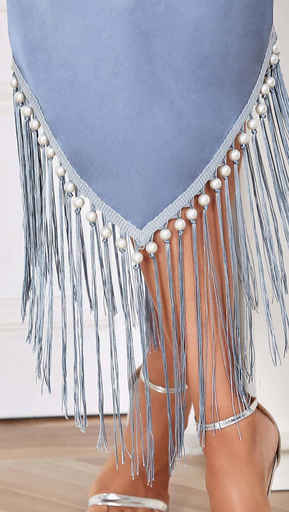 MIDIKLEID AUS SATIN MIT QUASTEN IN BLAU