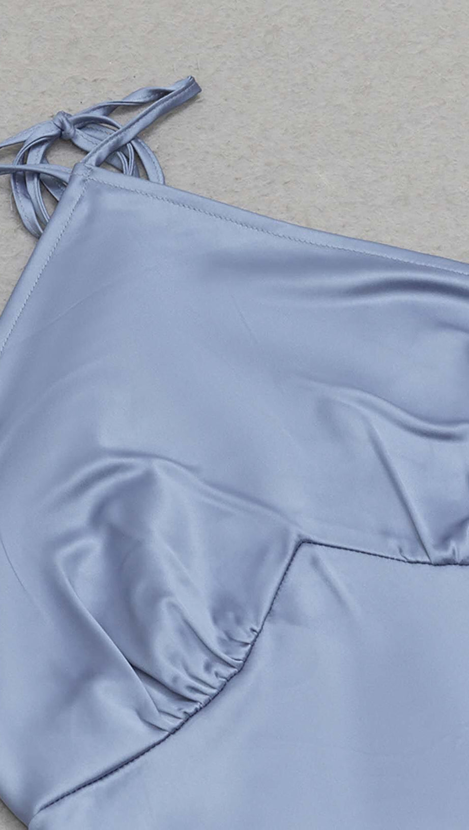 MIDIKLEID AUS SATIN MIT QUASTEN IN BLAU