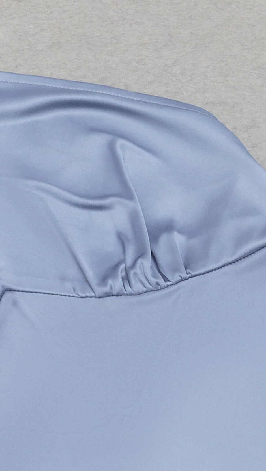 MIDIKLEID AUS SATIN MIT QUASTEN IN BLAU