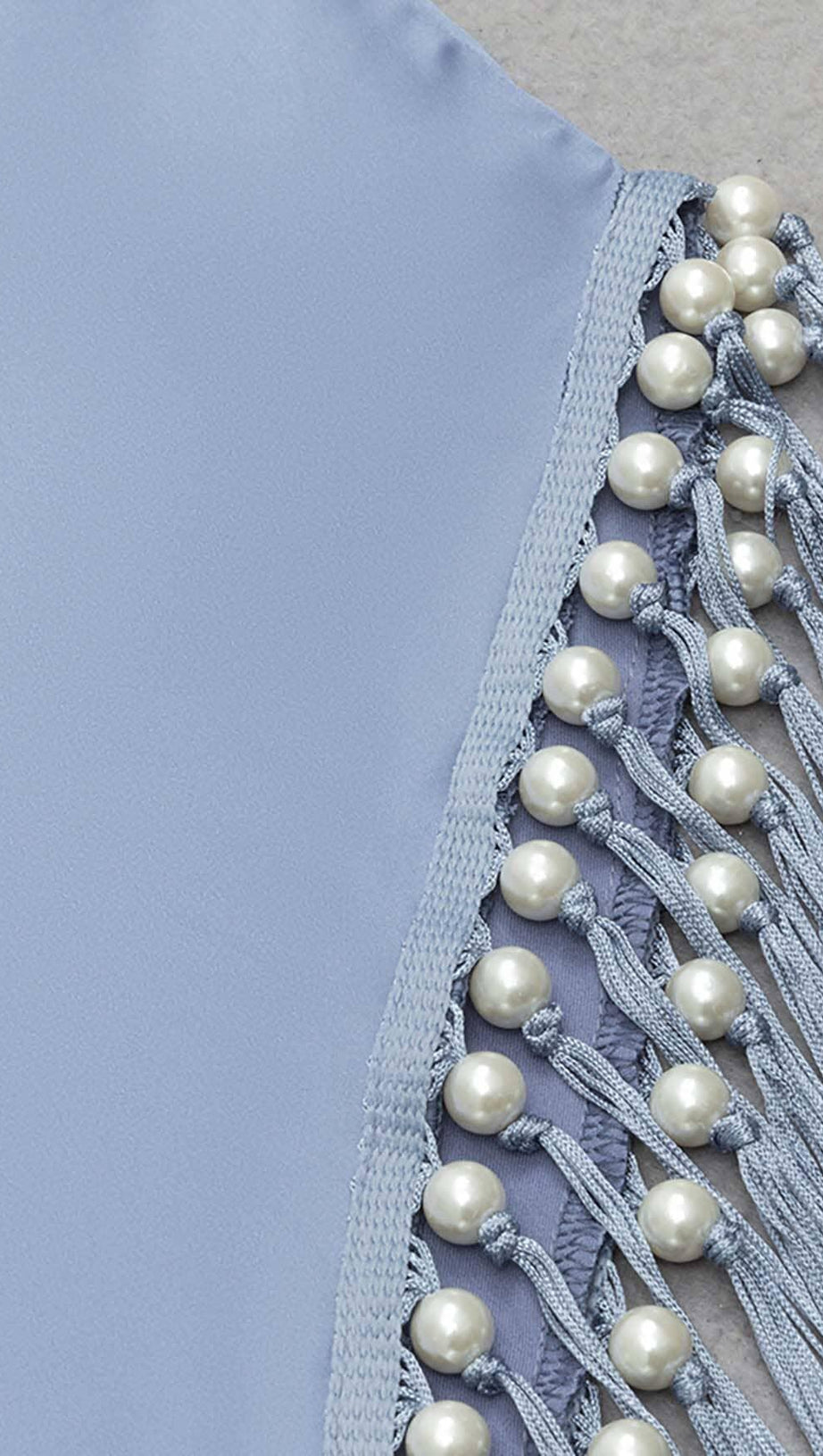 MIDIKLEID AUS SATIN MIT QUASTEN IN BLAU