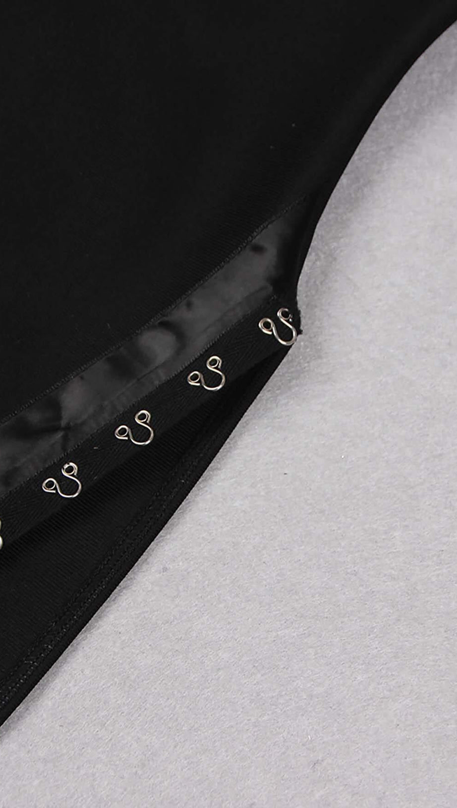 BANDAGE-MIDIKLEID MIT OBERSCHENKELSCHLITZ IN SCHWARZ