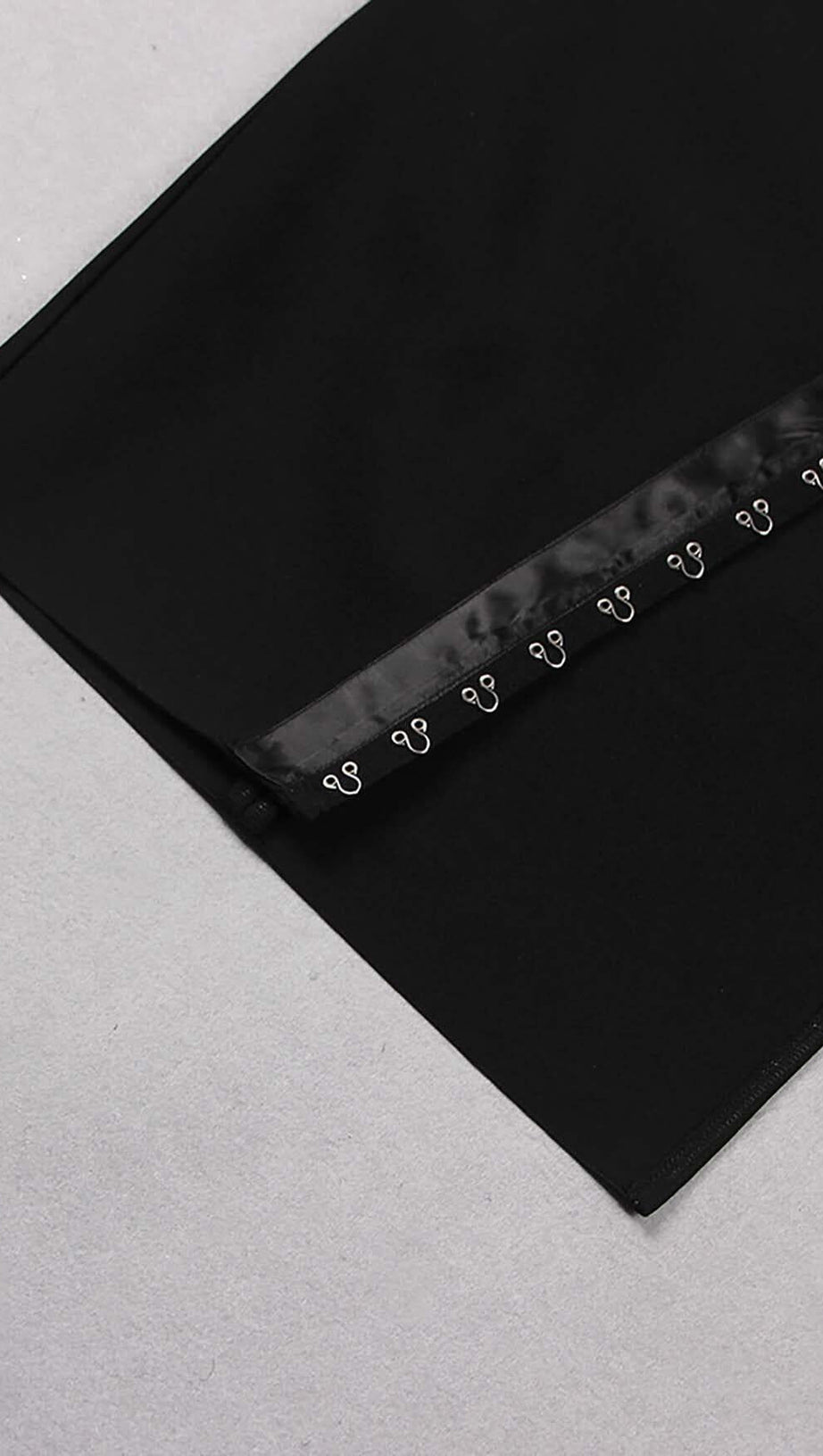 BANDAGE-MIDIKLEID MIT OBERSCHENKELSCHLITZ IN SCHWARZ