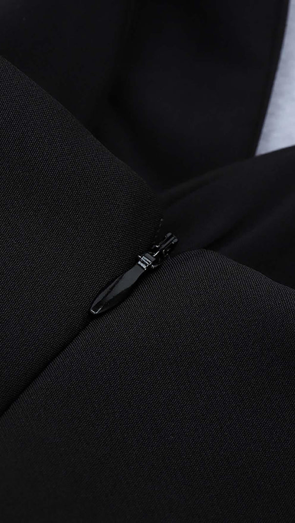 Jumpsuit aus Seidenfaille mit verdrehter Schleife