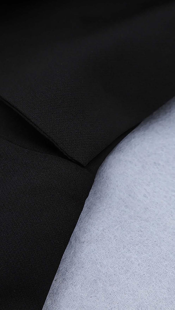 Jumpsuit aus Seidenfaille mit verdrehter Schleife