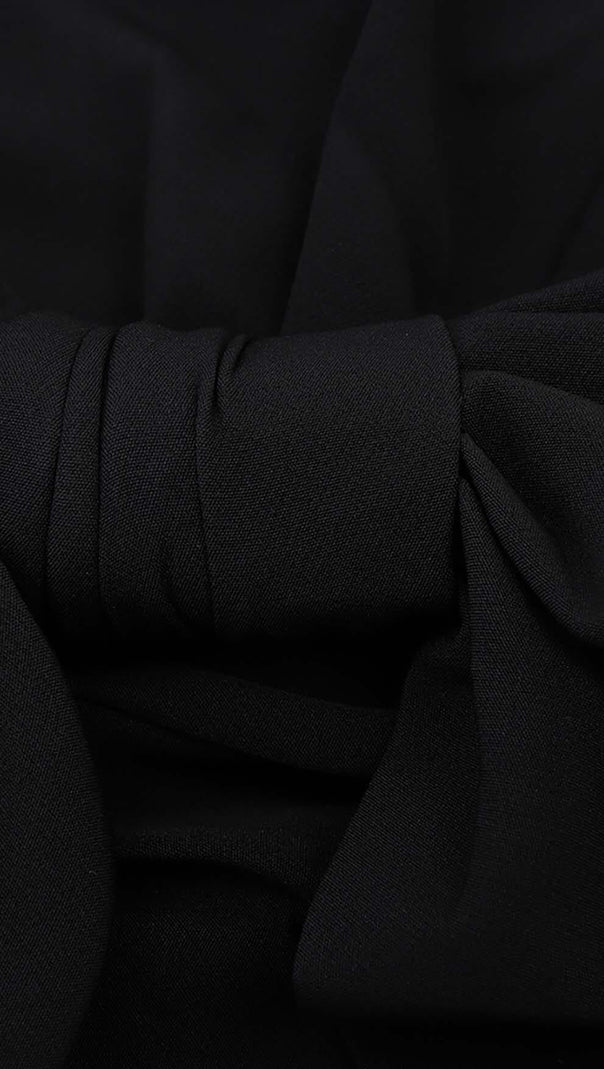 Jumpsuit aus Seidenfaille mit verdrehter Schleife