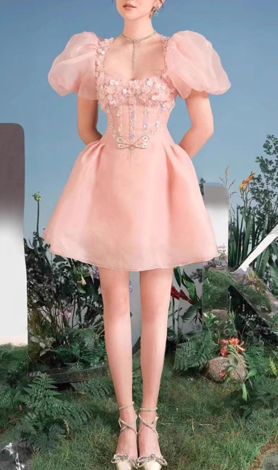 MINIKLEID MIT DREIDIMENSIONALEN BLUMENSTICKEREI