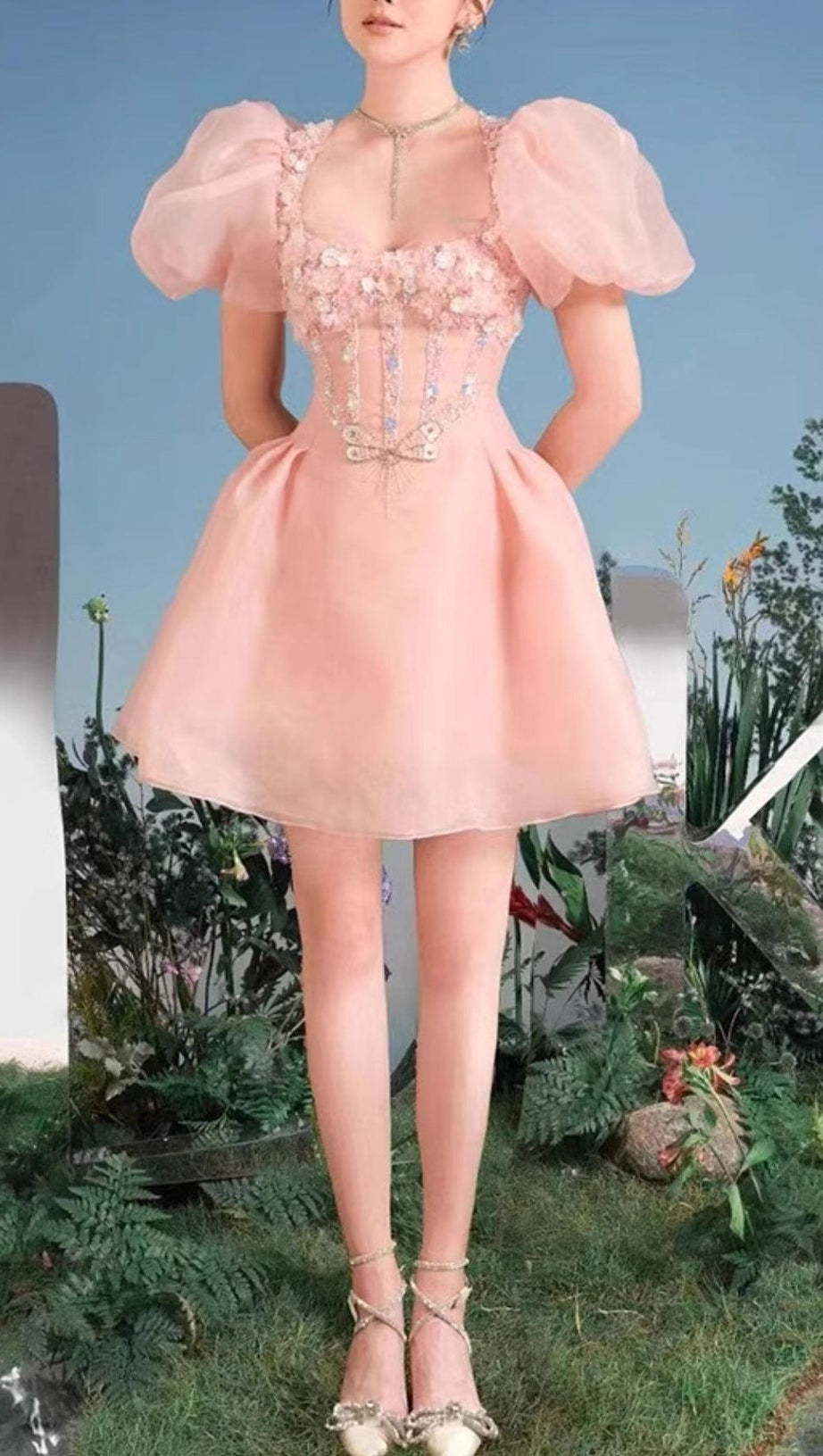 MINIKLEID MIT DREIDIMENSIONALEN BLUMENSTICKEREI