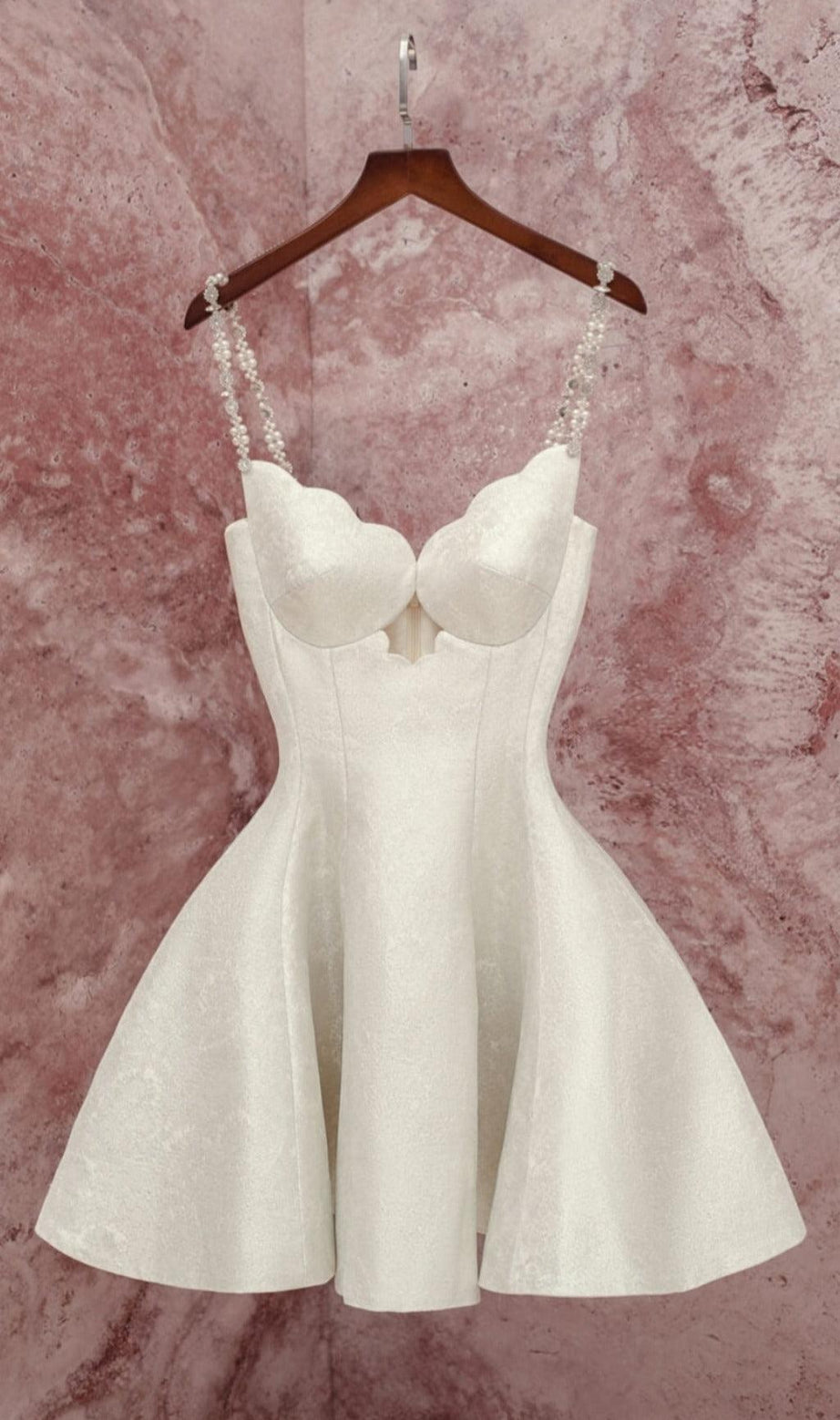 AUSGESTELLTES JACQUARD-MINIKLEID MIT BRUSTCUP
