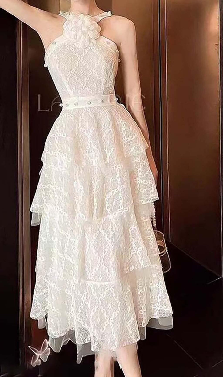 MIDIKLEID MIT 3D-BLUMEN, PERLENKNÖPFEN UND RÜSCHEN IN WEISS