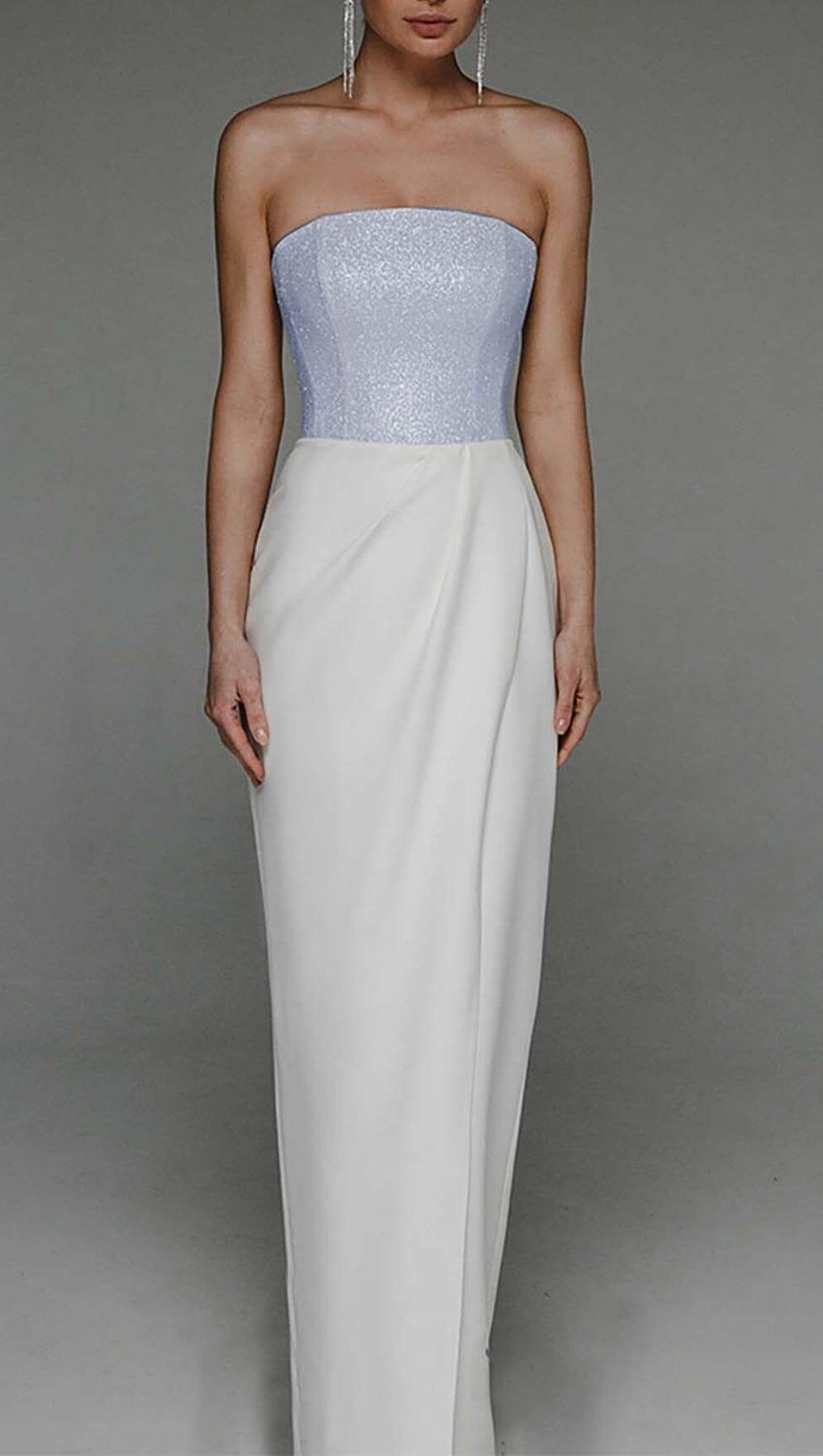 BANDEAU-MAXIKLEID MIT TAILLE IN WEISS