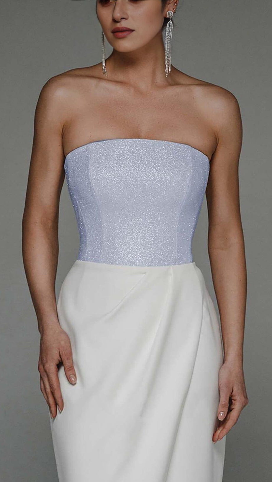 BANDEAU-MAXIKLEID MIT TAILLE IN WEISS