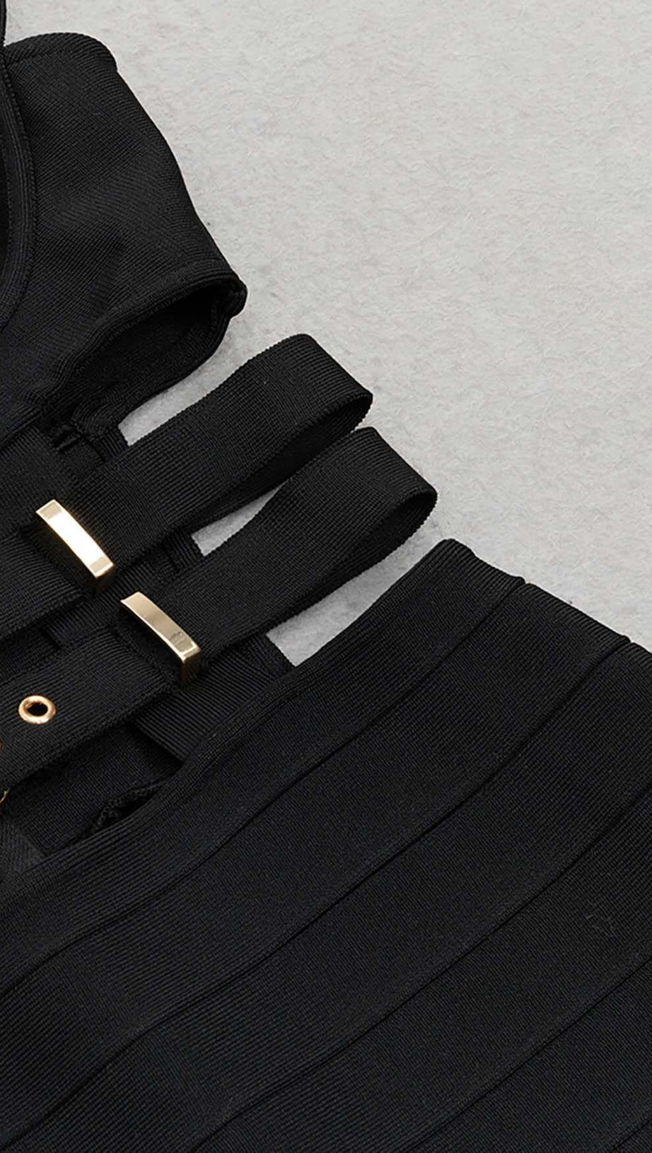 BANDAGE-MIDIKLEID MIT SCHNALLE IN SCHWARZ