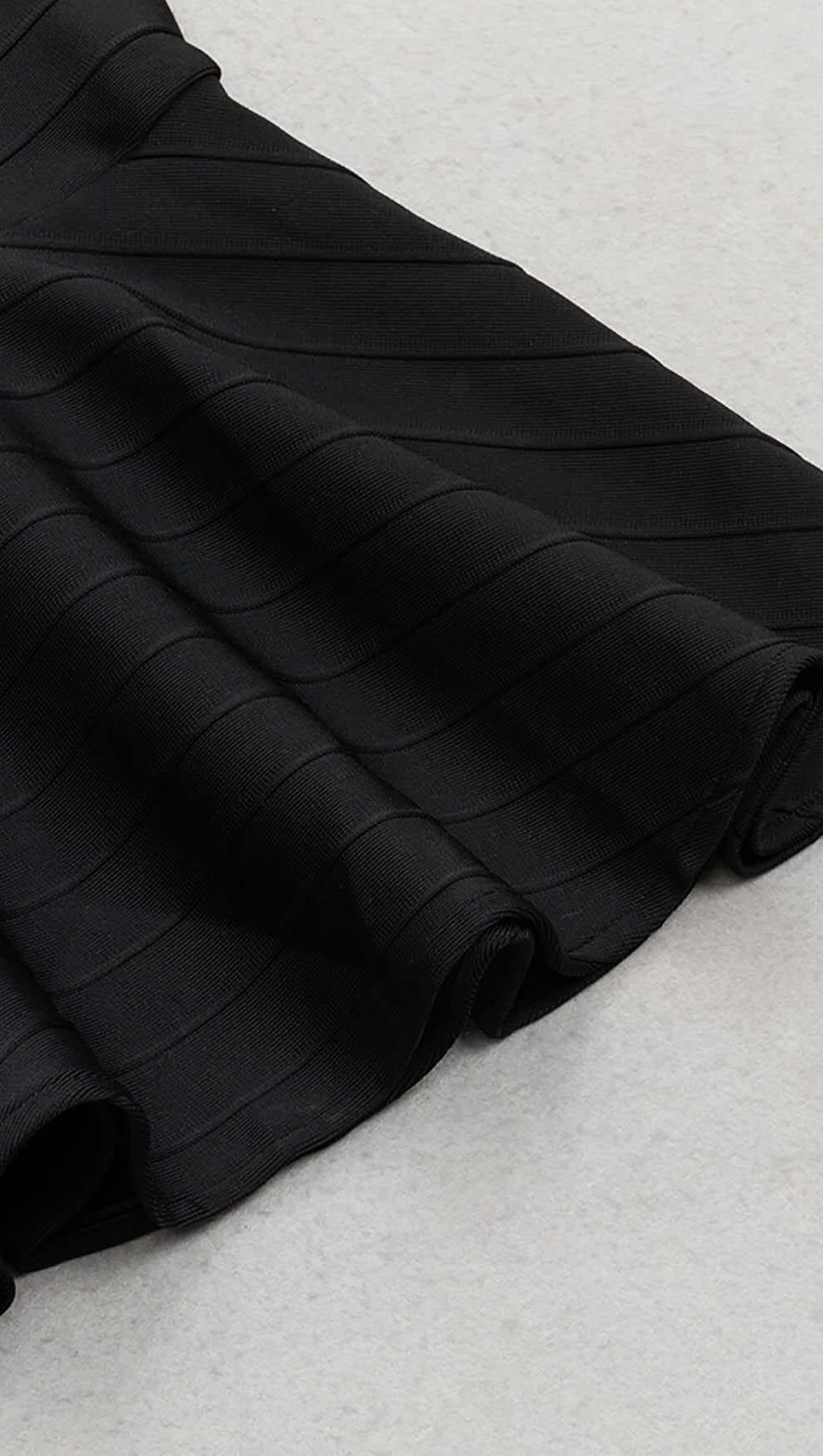 BANDAGE-MIDIKLEID MIT SCHNALLE IN SCHWARZ