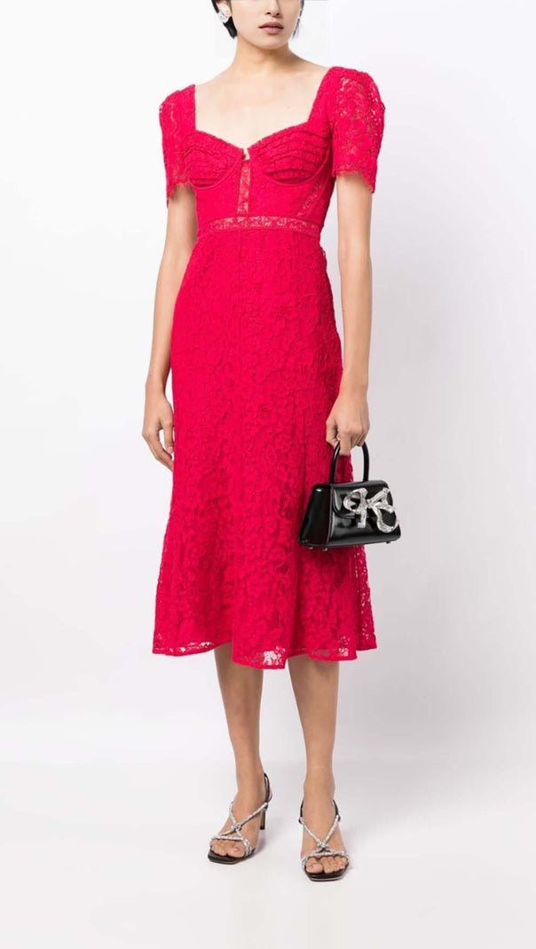 MIDIKLEID MIT KREPPTEXTUR UND SPITZE IN ROT