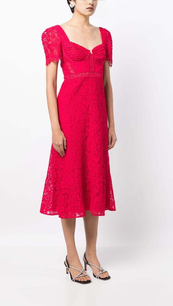 MIDIKLEID MIT KREPPTEXTUR UND SPITZE IN ROT