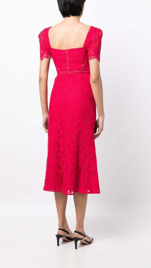 MIDIKLEID MIT KREPPTEXTUR UND SPITZE IN ROT