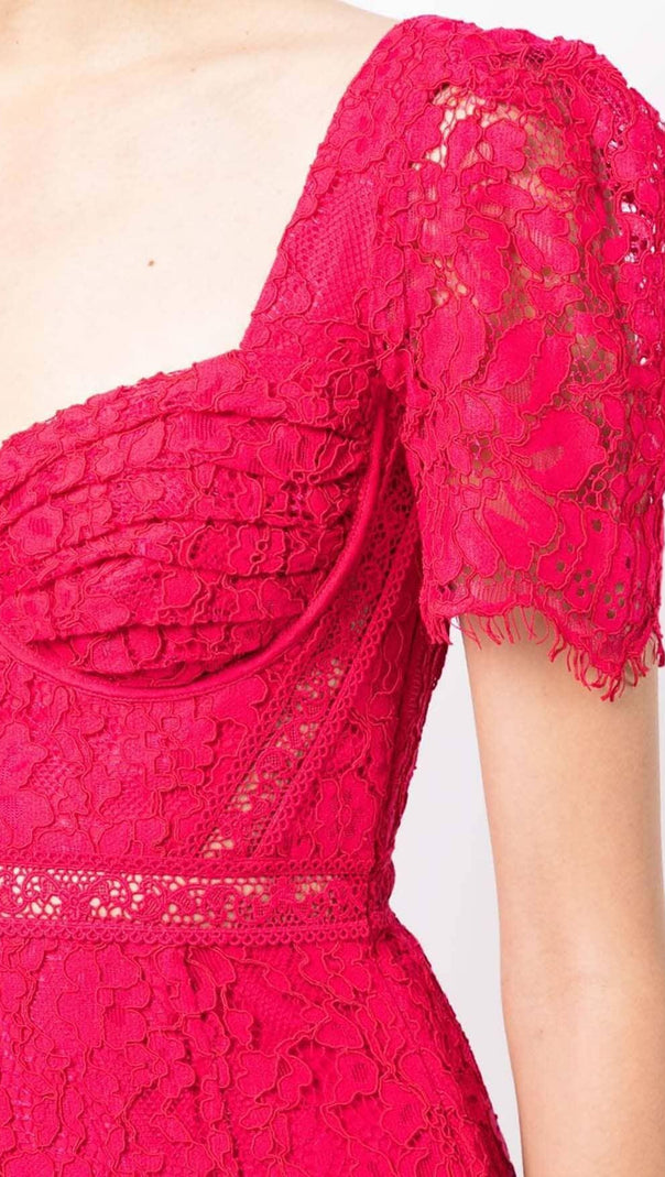 MIDIKLEID MIT KREPPTEXTUR UND SPITZE IN ROT
