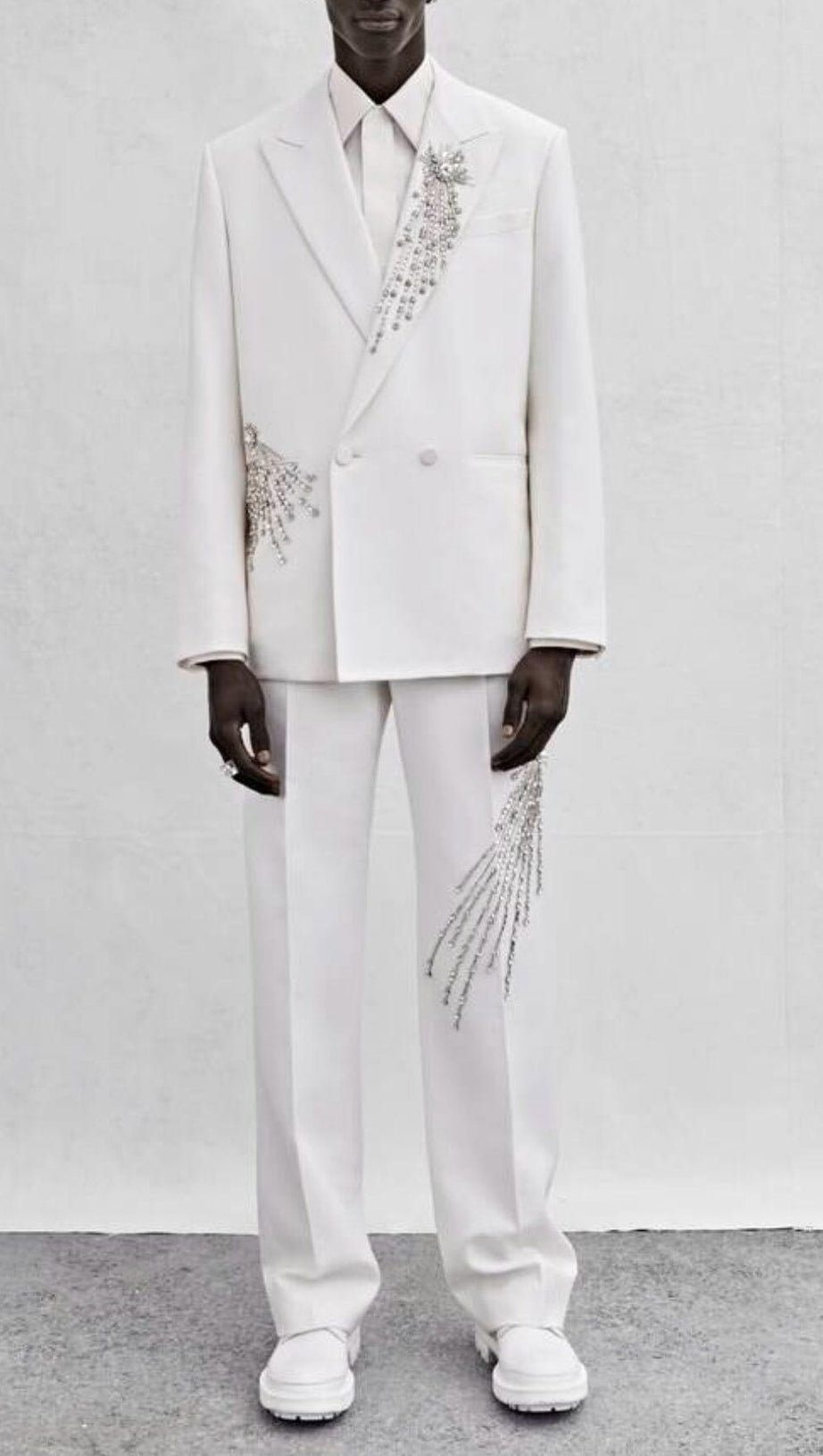 KRISTALLVERZIERTES ANZUGSET AUS CRÊPE IN WEISS