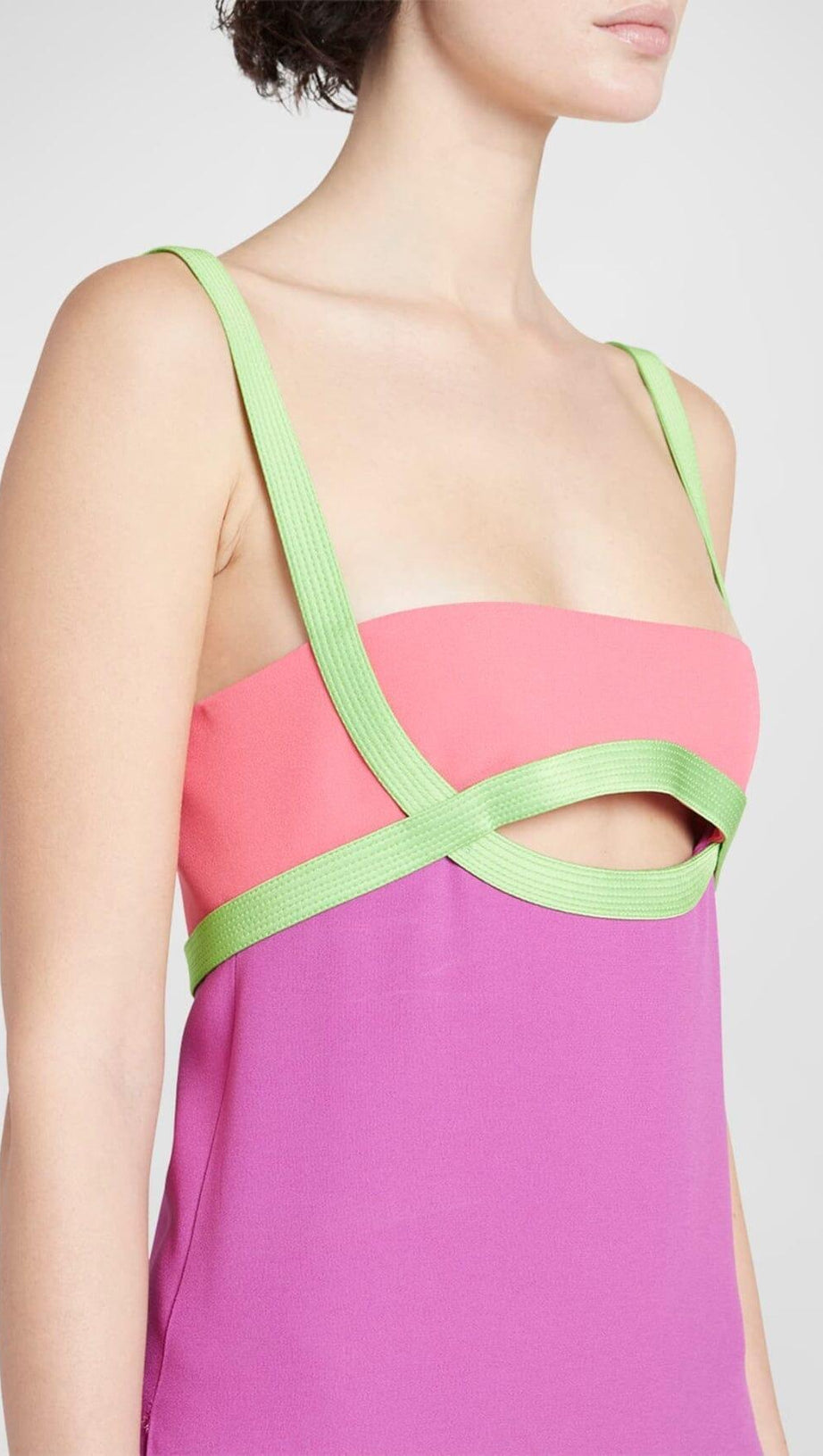 CUT-OUT-COLORBLOCK-MINIKLEID AUS SATIN IN LILA