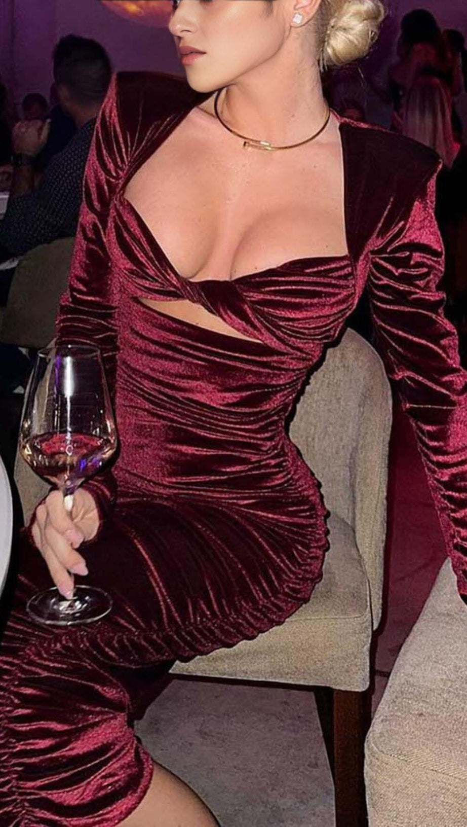 MIDIKLEID AUS SAMT MIT AUSSCHNITT IN WEINROT