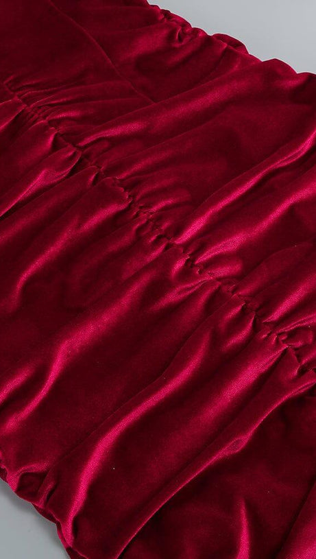 MIDIKLEID AUS SAMT MIT AUSSCHNITT IN WEINROT