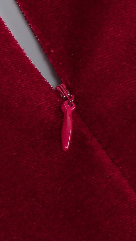 MIDIKLEID AUS SAMT MIT AUSSCHNITT IN WEINROT