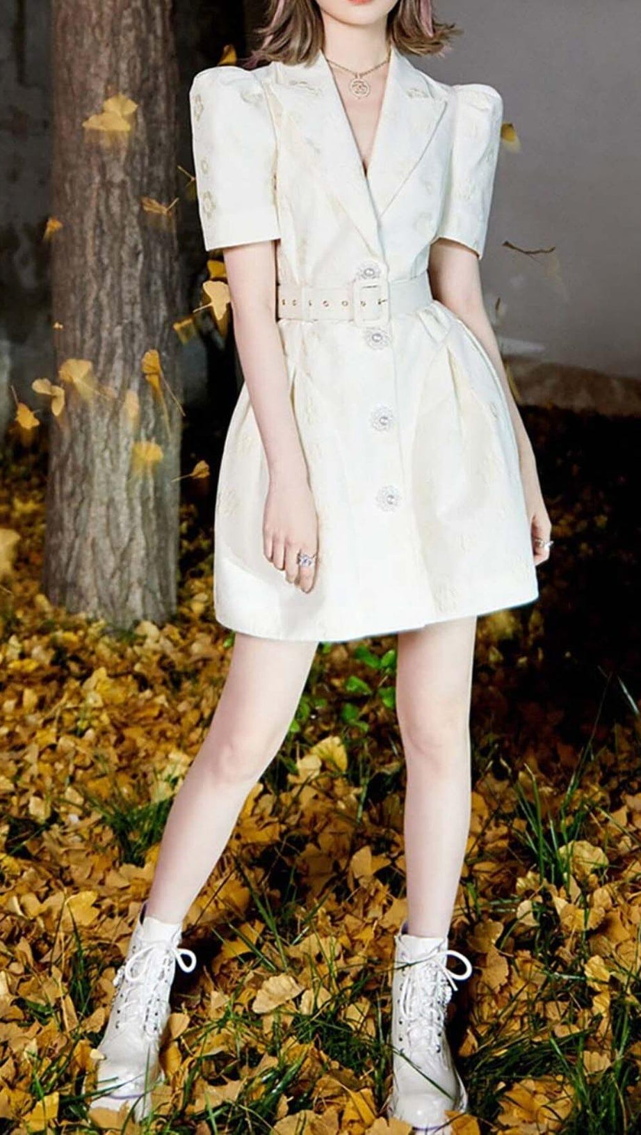 JACKENKLEID MIT BESTICKTEN KNÖPFEN IN WEISS