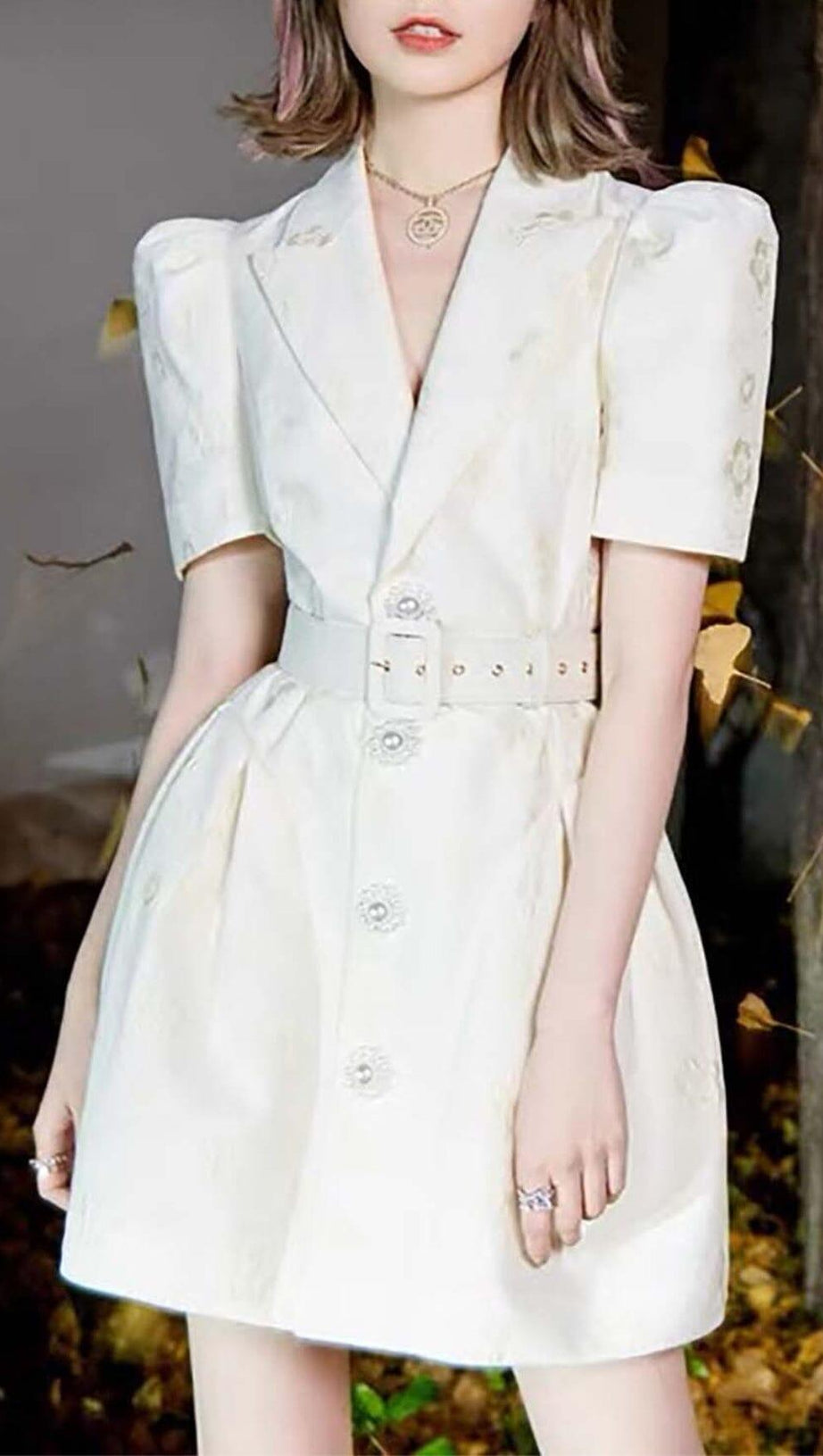 JACKENKLEID MIT BESTICKTEN KNÖPFEN IN WEISS