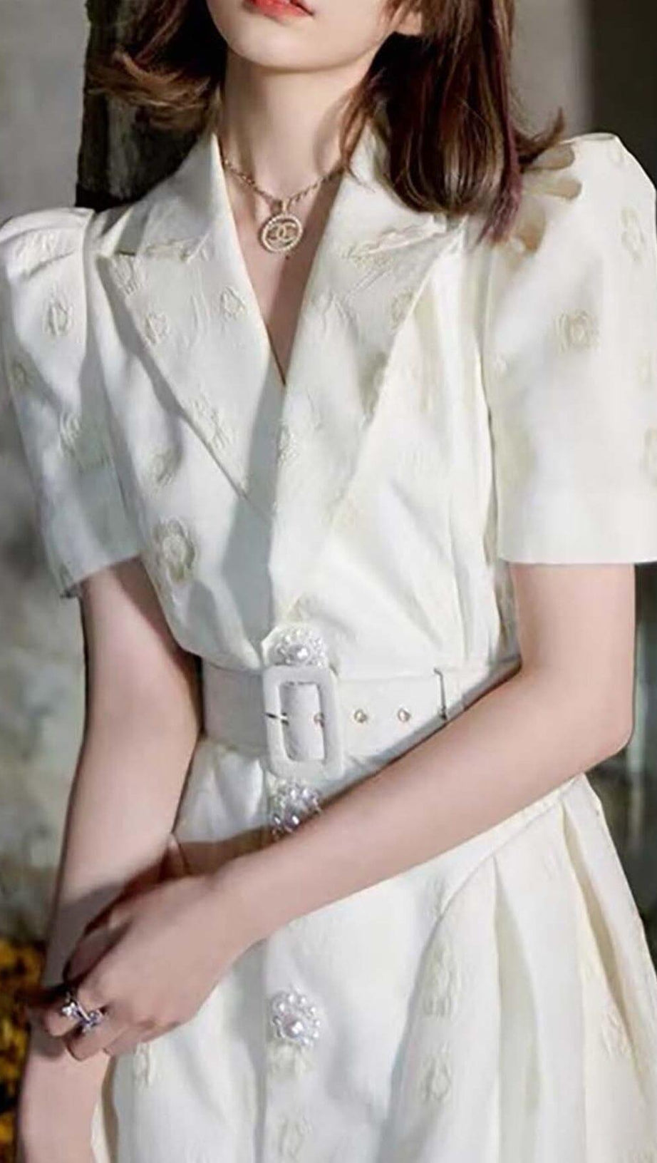 JACKENKLEID MIT BESTICKTEN KNÖPFEN IN WEISS