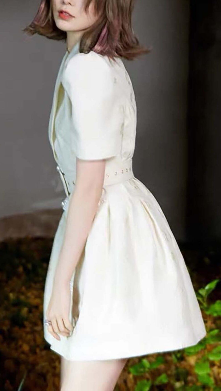 JACKENKLEID MIT BESTICKTEN KNÖPFEN IN WEISS