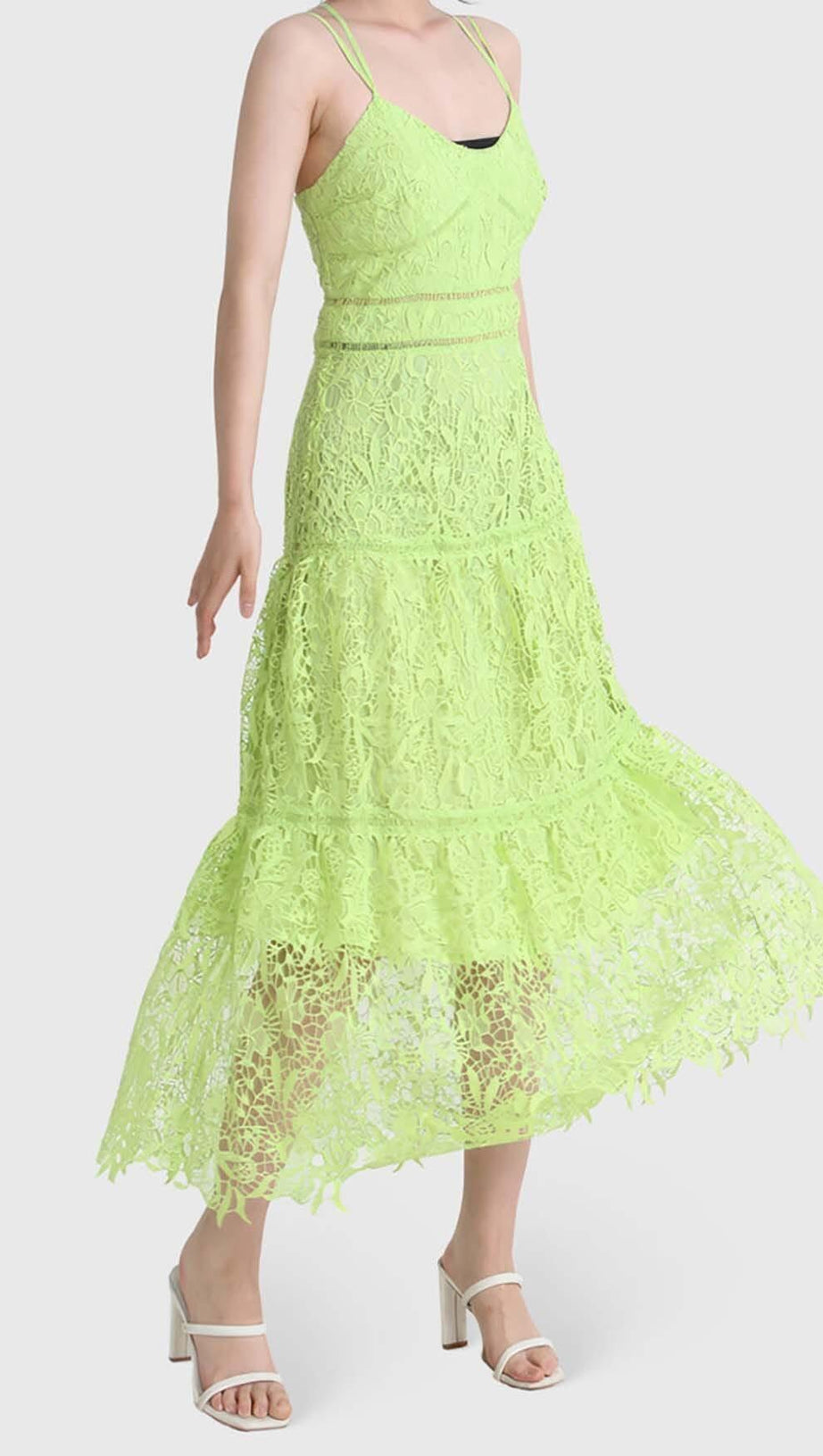 MIDIKLEID MIT STICKEREI UND TRÄGERN IN GRÜN