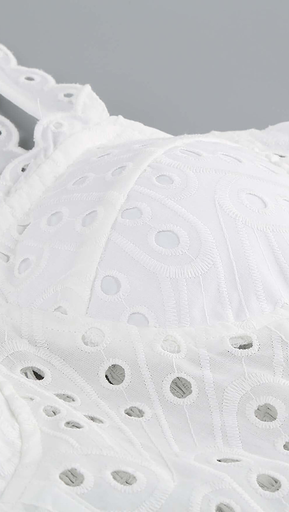 MINIKLEID MIT ÖSENSPITZE UND TRÄGERN IN WEISS