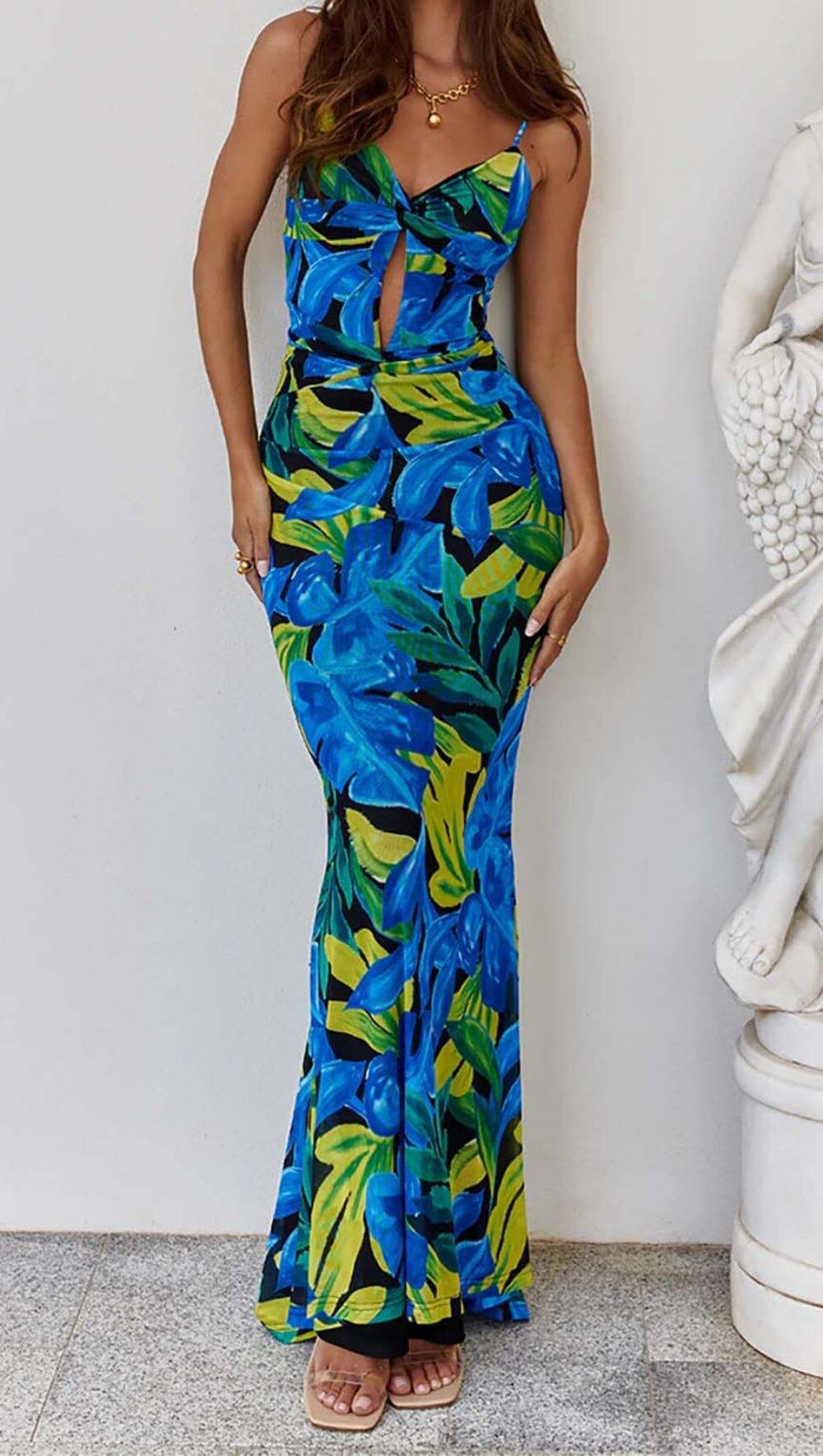 Rückenfreies Maxikleid mit Blumenmuster in Blau