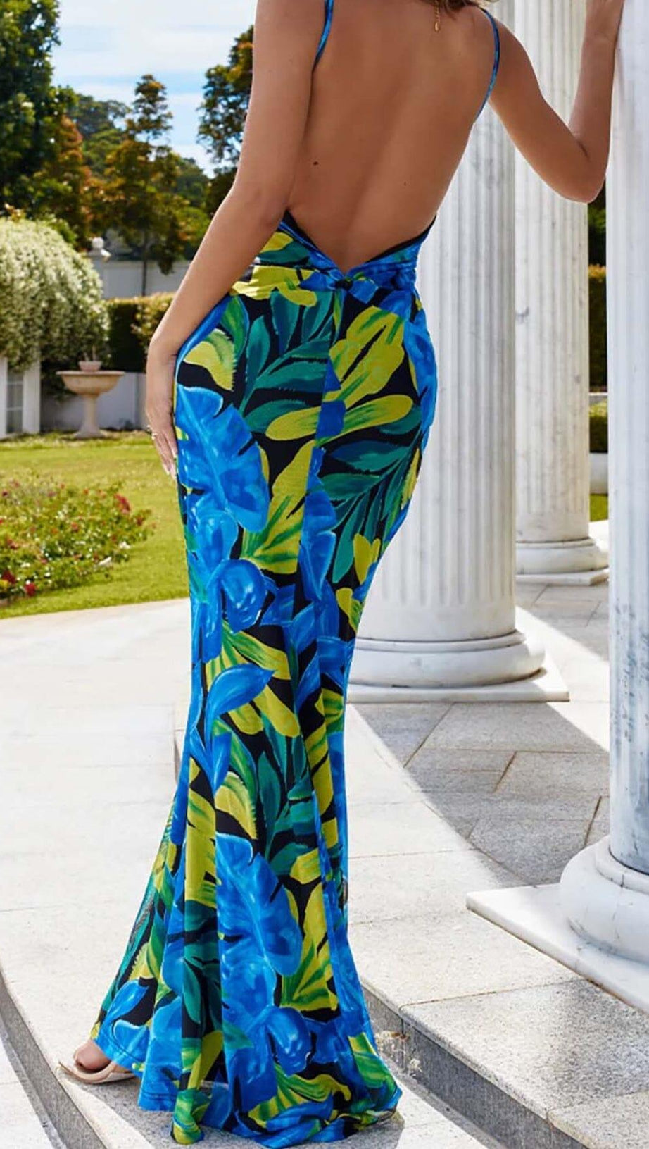 Rückenfreies Maxikleid mit Blumenmuster in Blau