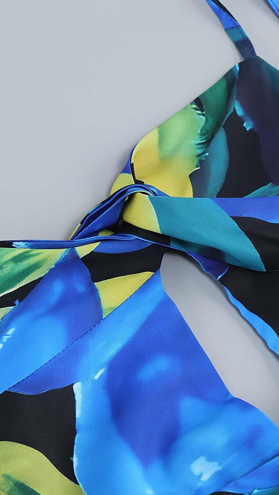 Rückenfreies Maxikleid mit Blumenmuster in Blau