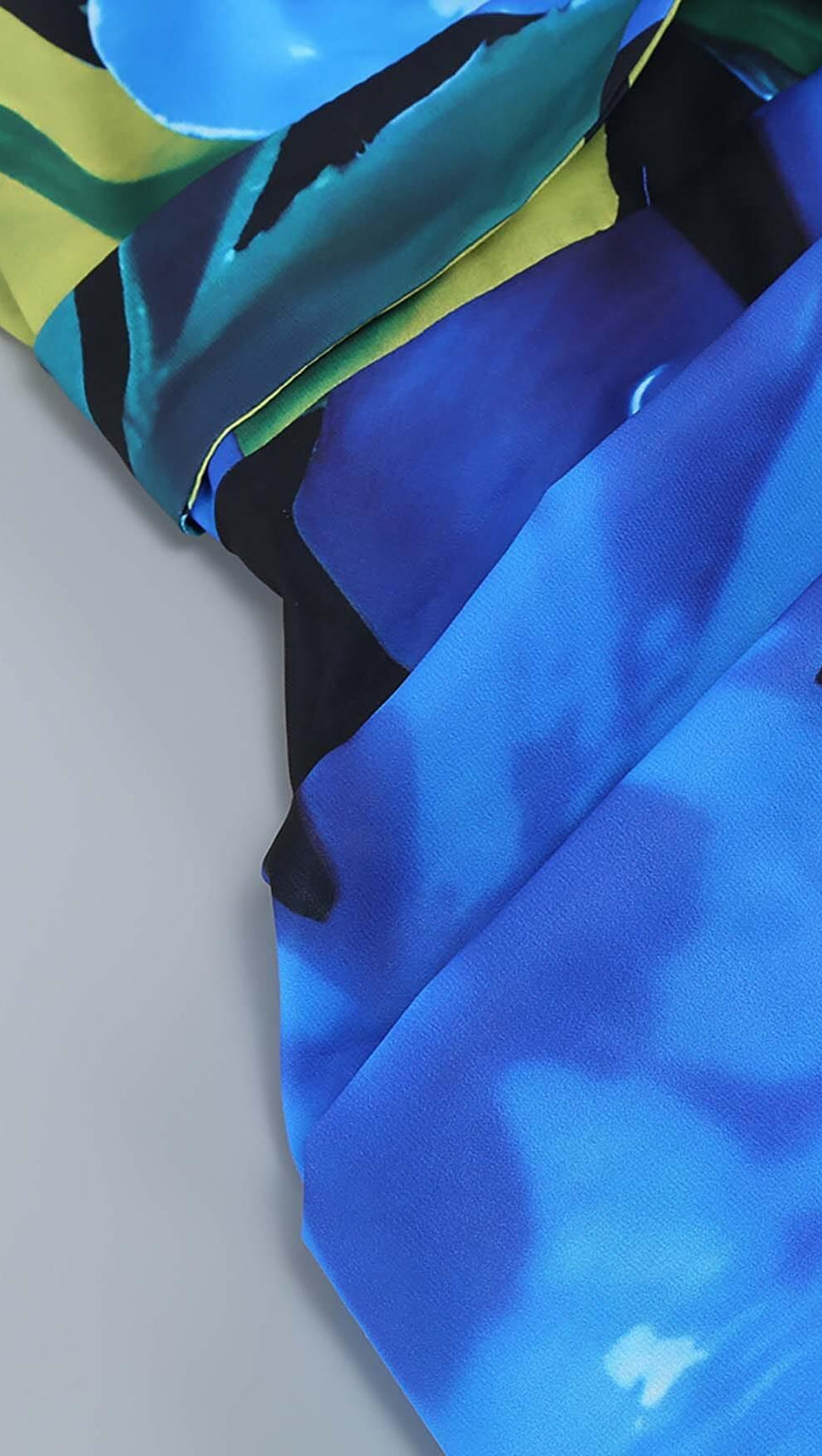 Rückenfreies Maxikleid mit Blumenmuster in Blau