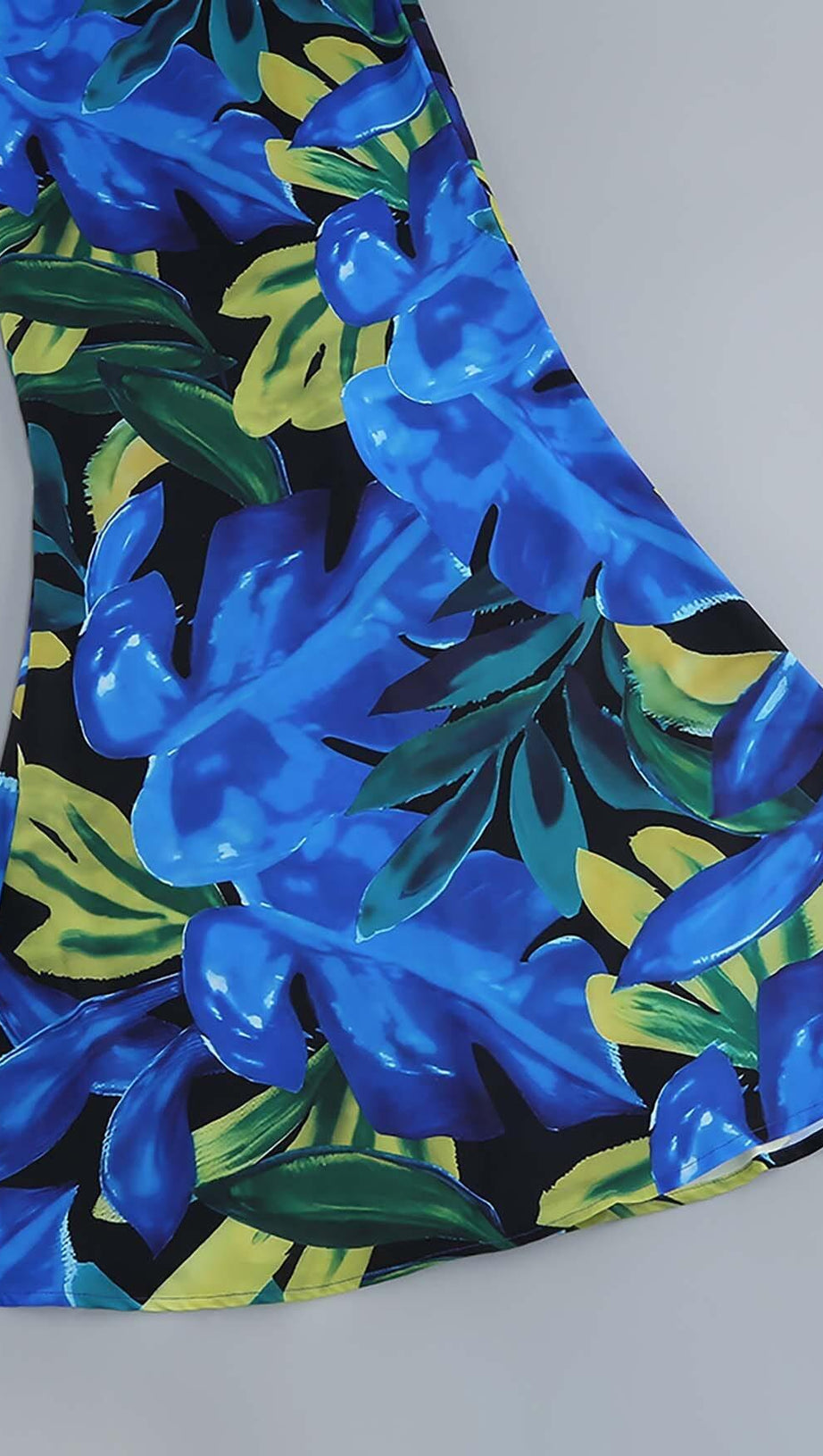 Rückenfreies Maxikleid mit Blumenmuster in Blau