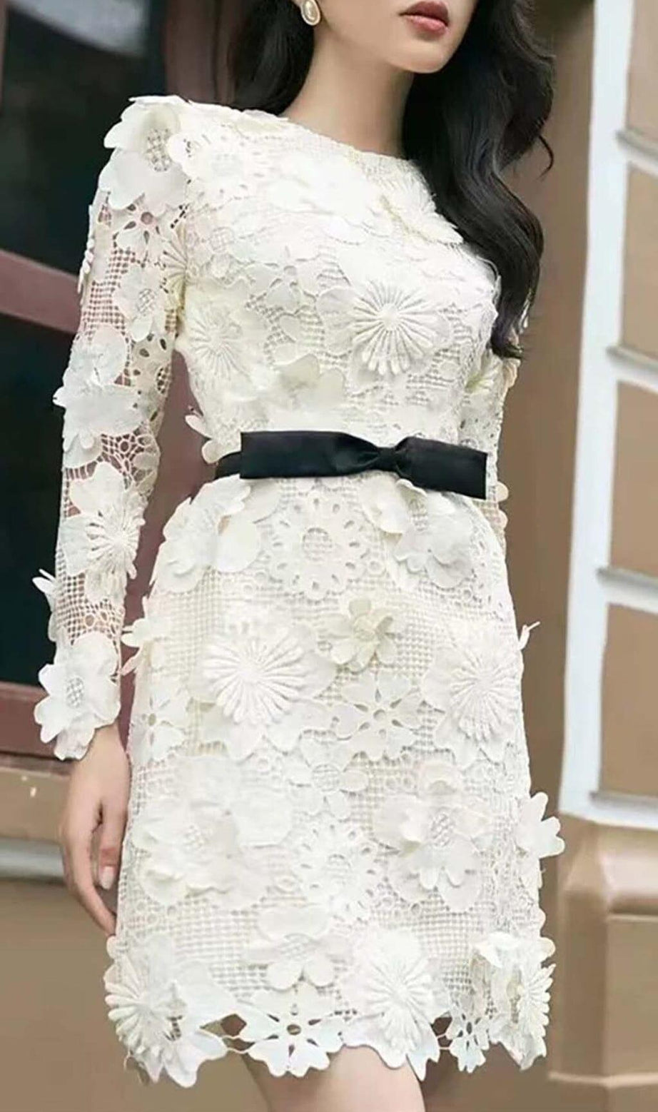 MIDIKLEID AUS SPITZE MIT BLUMENSTICKEREI IN WEISS