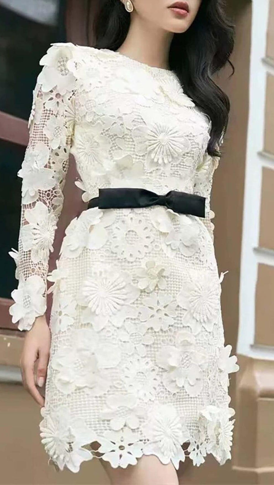 MIDIKLEID AUS SPITZE MIT BLUMENSTICKEREI IN WEISS