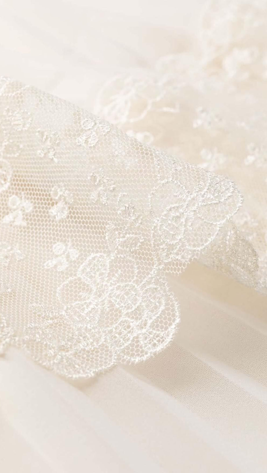 ABITO MIDI A BALZE IN PIZZO FLOREALE IN LVORY