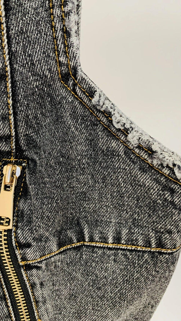 Zweiteiliges Set aus hoch tailliertem, verwaschenem Denim