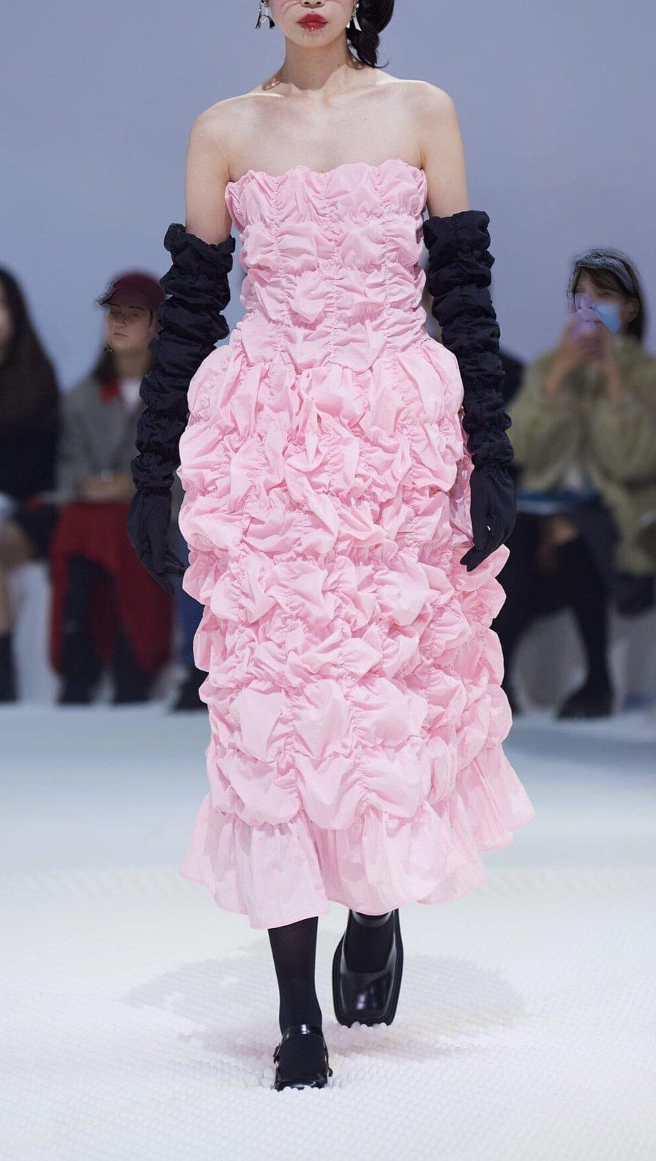 FALTBARES MIDIKLEID MIT RÜSCHEN IN PINK