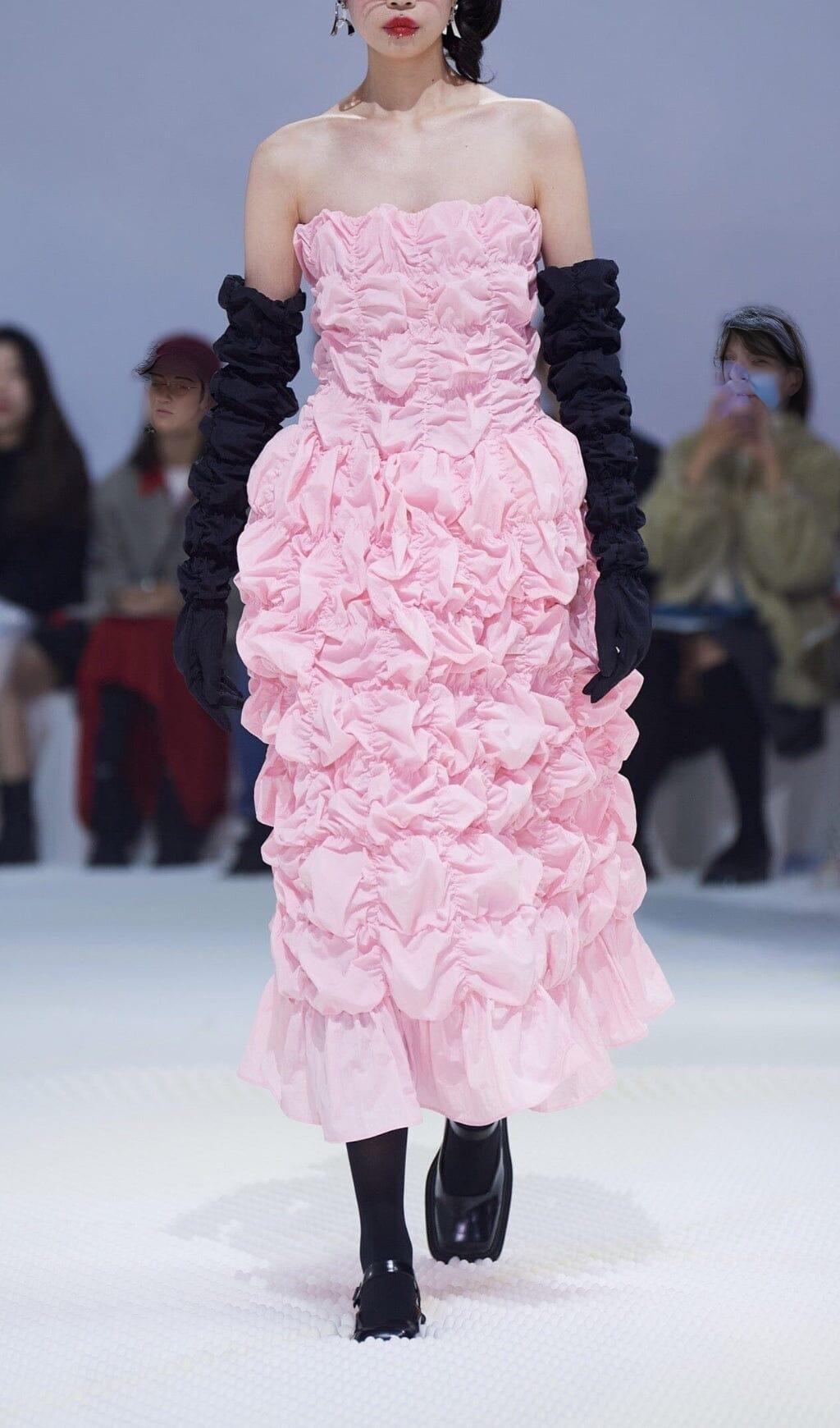 FALTBARES MIDIKLEID MIT RÜSCHEN IN PINK