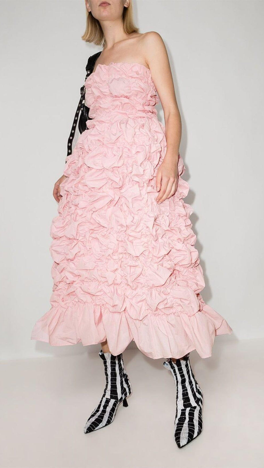 FALTBARES MIDIKLEID MIT RÜSCHEN IN PINK