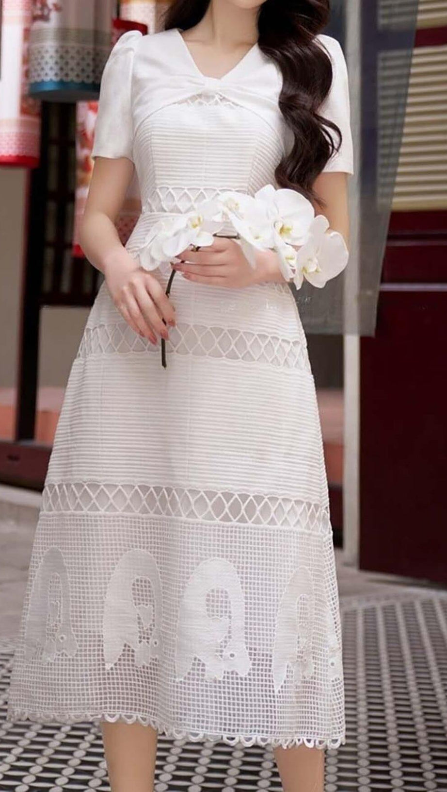 MIDIKLEID MIT SPITZENSTICKEREI IN WEISS