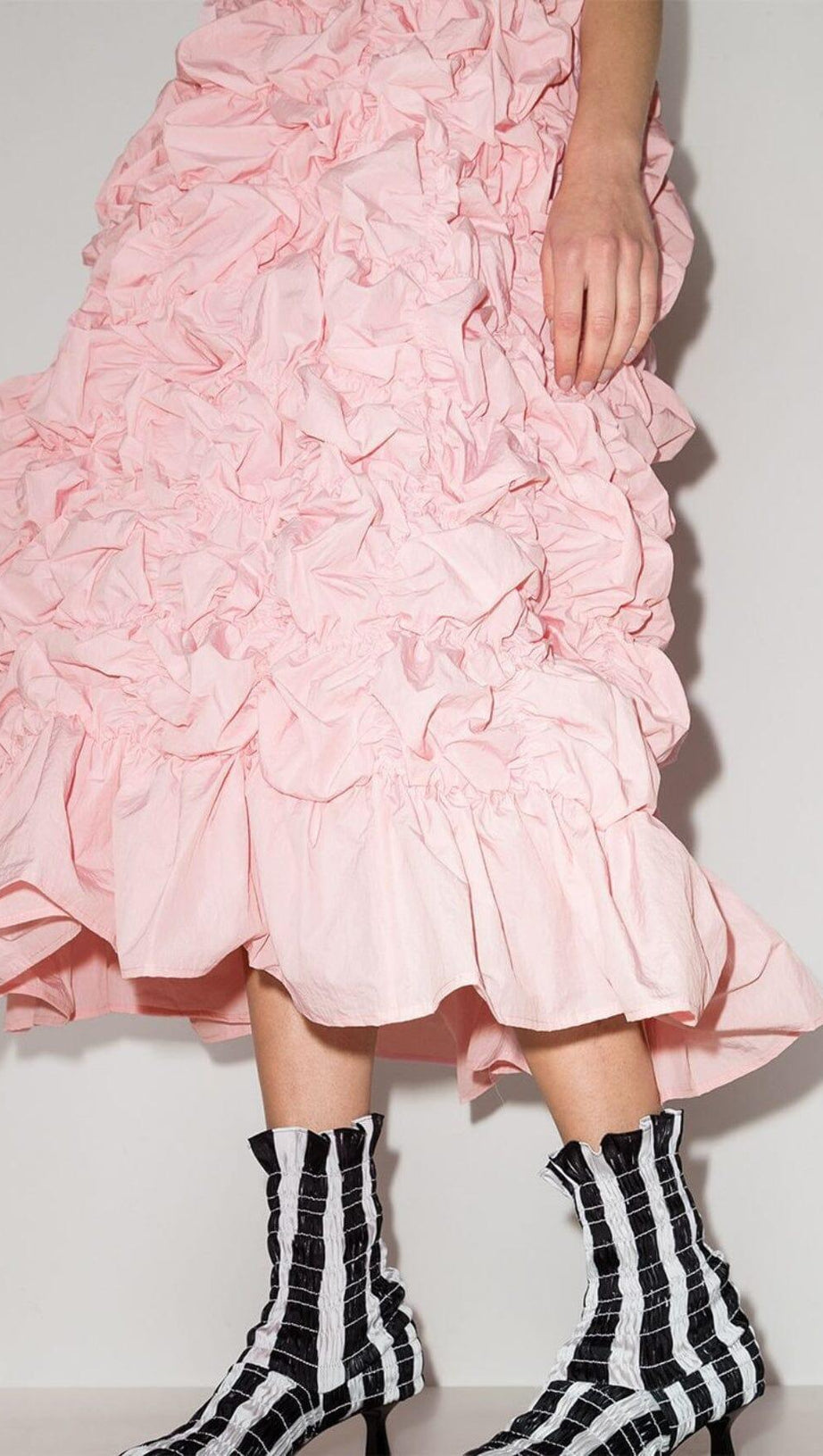 FALTBARES MIDIKLEID MIT RÜSCHEN IN PINK