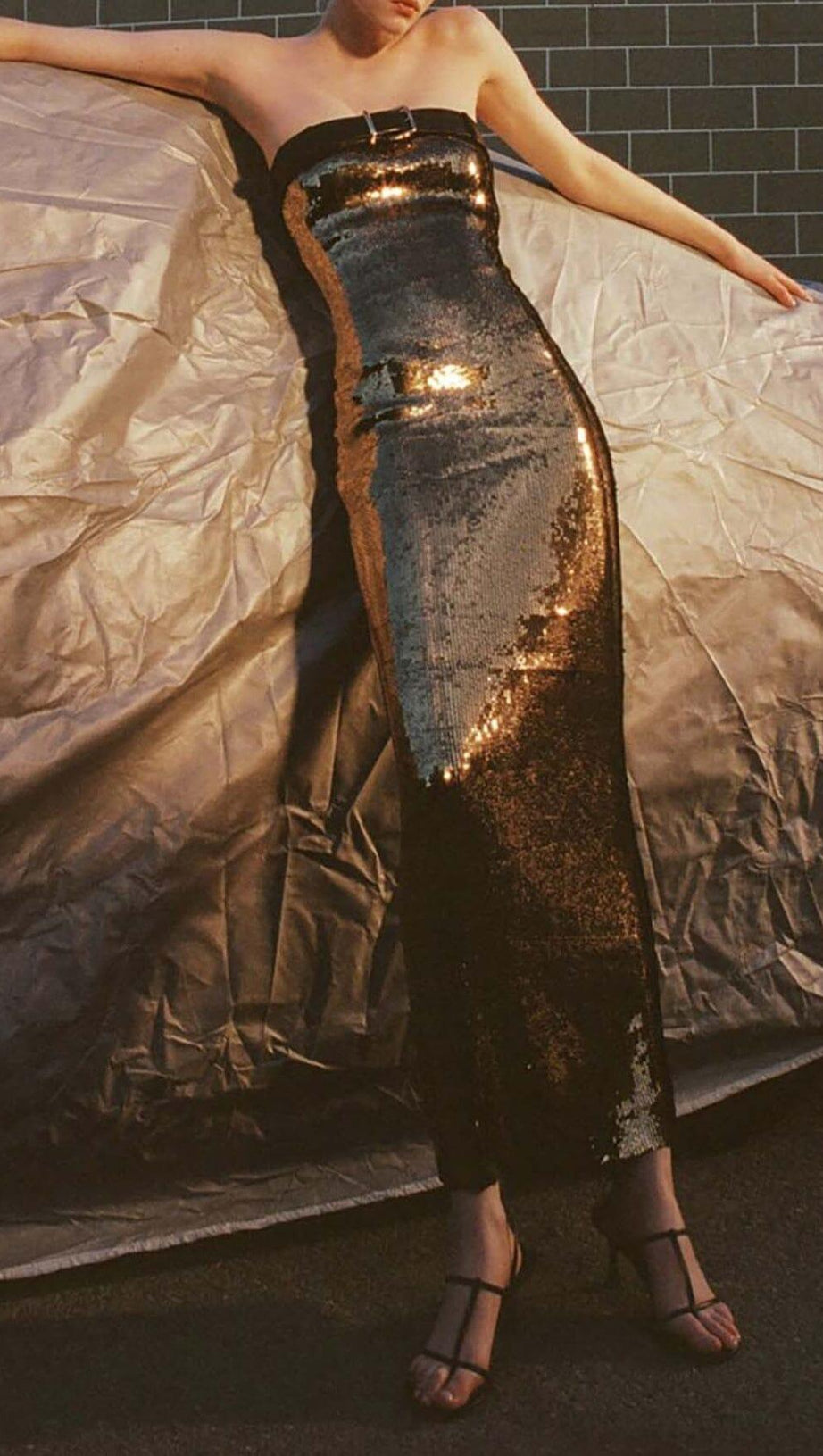 METALLIC STRAPLESS MIDI DRESS IN CHAMPAGNE