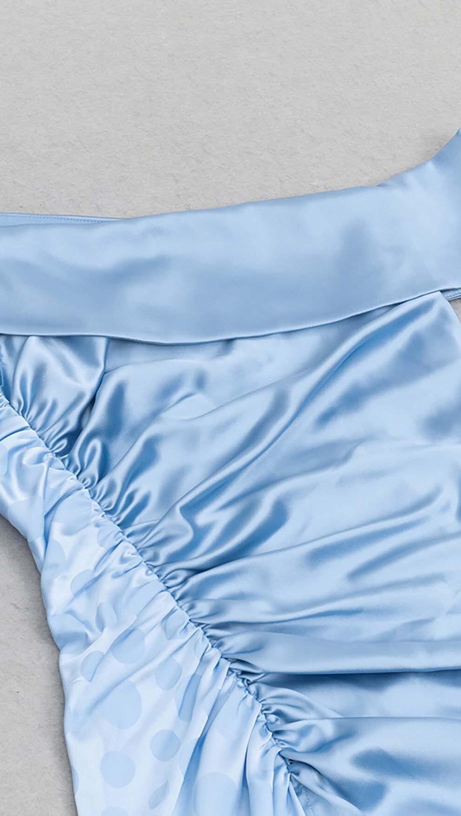 MAXIKLEID MIT EINER SCHULTER, RÜSCHEN UND SCHLITZ IN BLAU