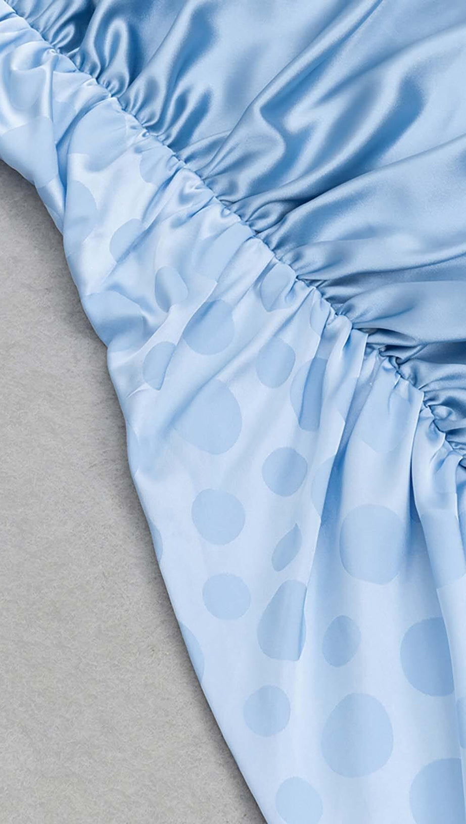 MAXIKLEID MIT EINER SCHULTER, RÜSCHEN UND SCHLITZ IN BLAU